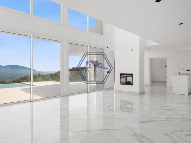 Casa en venta en Ojén, La Mairena. Villa contemporánea con vistas panorámicas y privacidad absoluta en La Mairena. Casas.