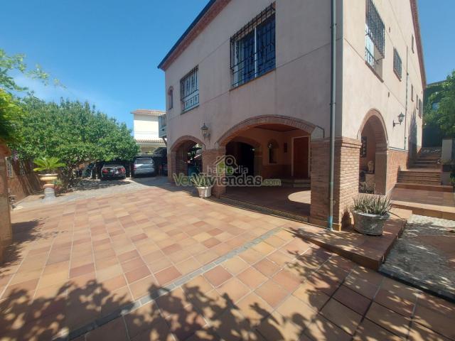 Casa en venta en Olèrdola. Espectacular casa con piscina. Casas.