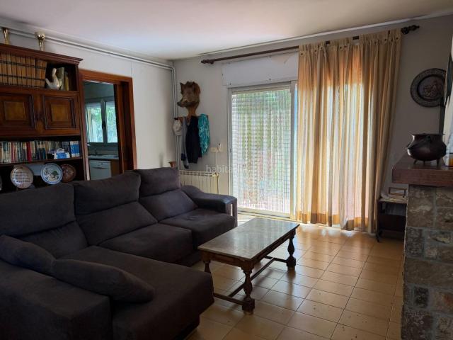 Casa en venta en Olesa de Bonesvalls. Casa independiente con piscina y jardín. Casas Olesa de.
