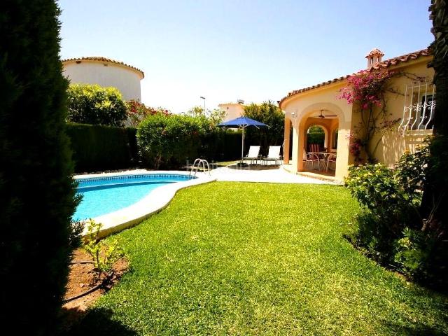 Casa en venta en Oliva, Oliva Nova. Estupenda villa en playa oliva nova con piscina. Casas.