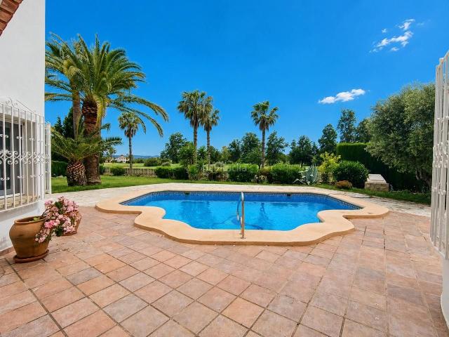 Casa en venta en Oliva, Oliva Nova. Fabuloso chalet en Playa de Oliva Nova. vistas al golf. Casas.