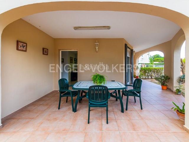 Casa en venta en Oliva, Oliva Nova. Villa independiente a escasos metros de la playa. Casas.