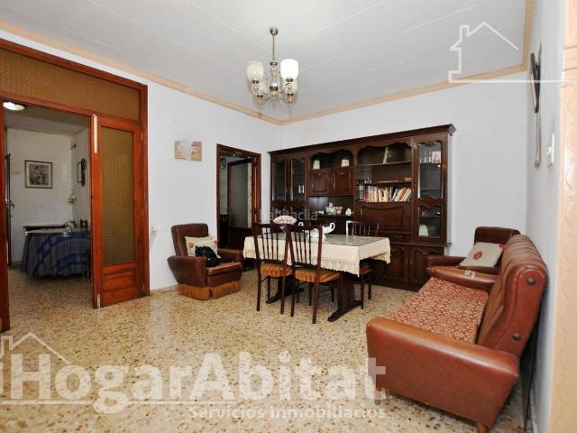 Casa en venta en Oliva, Oliva Pueblo. OPORTUNIDAD! AMPLIA CASA CON TERRAZA CERCA DE LA CTRA DE DENIA. Casas.