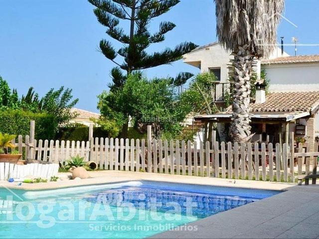 Casa en venta en Oliva, Oliva Playa. ESPECTACULAR! CHALET SEMINUEVO CON PISCINA PRIVADA, GARAJE Y PARCELA. Casas.