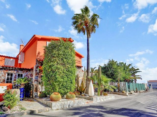 Casa en venta en Oliva La, Parque Holandés. Villa Pareada de 3 Dormitorios en Parque Holandés, Fuerteventura Amueblada y Lista para Entrar a Vivir. Casas Oliva.
