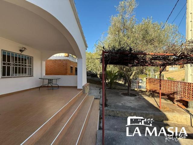 Casa en venta en Olivella. Acogedor chalet con jardín. Casas.