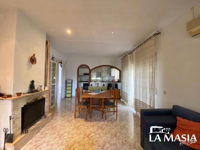 Casa en venta en Olivella. Chalet con jardín. Casas.