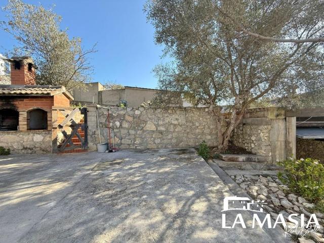 Casa en venta en Olivella. Chalet con jardín. Casas.