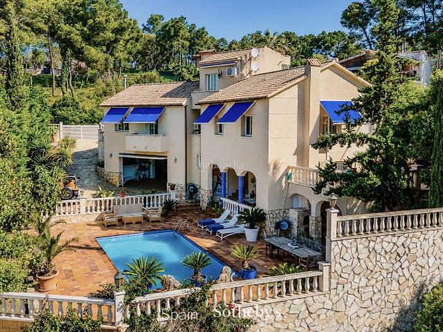 Casa en venta en Olivella. Fantástica villa en gran terreno con piscina en Olivella. Casas.