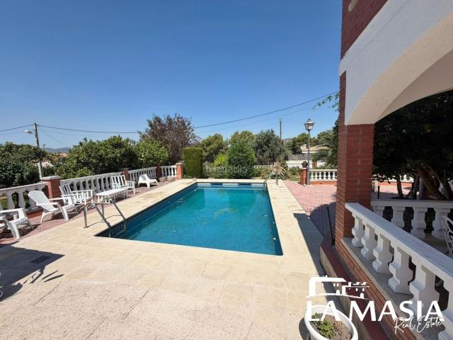 Casa en venta en Olivella. Precioso chalet con piscina. Casas.