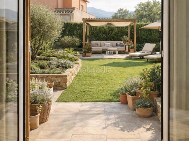 Casa en venta en Olot. Casa amb gran terrassa privada. Casas.