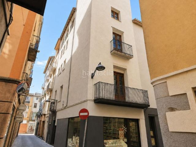 Casa en venta en Olot. Casa esquinera en el centro de Olot para reformar. Casas.