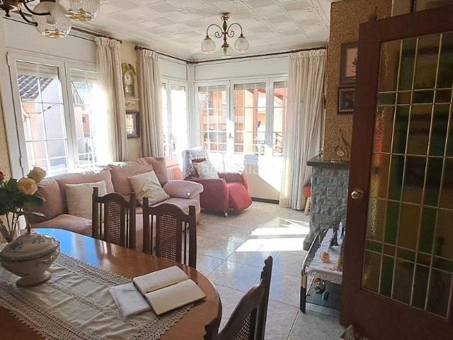 Casa en venta en Olot. ESPECTACULAR CASA CON NEGOCIO. Casas.