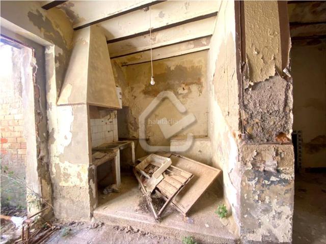 Casa en venta en Ondara. Casa de pueblo en el centro de Ondara para reformar, con 211m2 distribuidos en dos plantas y sobre parcela de 375m2. Se puede cons. Casas.