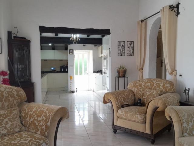 Casa en venta en Orba. A beautiful 6 bedroom and 3 bathroom Detached Villa with swimming pool. Casas.