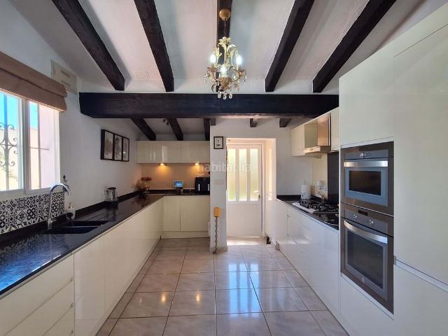 Casa en venta en Orba. Se accede por una entrada privada con aparcamiento en el garaje, y las escaleras suben hasta la entrada principal, donde se te da. Casas.