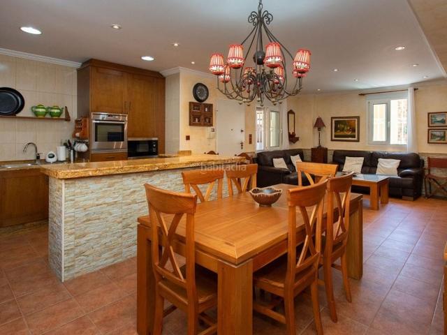 Casa en venta en Orihuela, Orihuela Ciudad. Villa exclusiva independiente con dos viviendas independientes en una parcela de 890 msup2 en Montepinar, OrihuelaUna villa excepc. Casas.