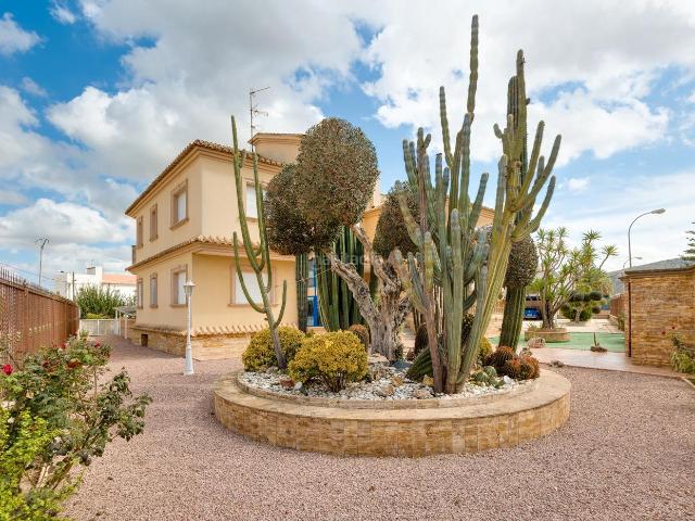 Casa en venta en Orihuela, Orihuela Ciudad. Este chalet independiente en Orihuelanbspse sitúa en una parcela de 2.475 m, ofreciendo un amplio espacio exterior y total privaci. Casas.