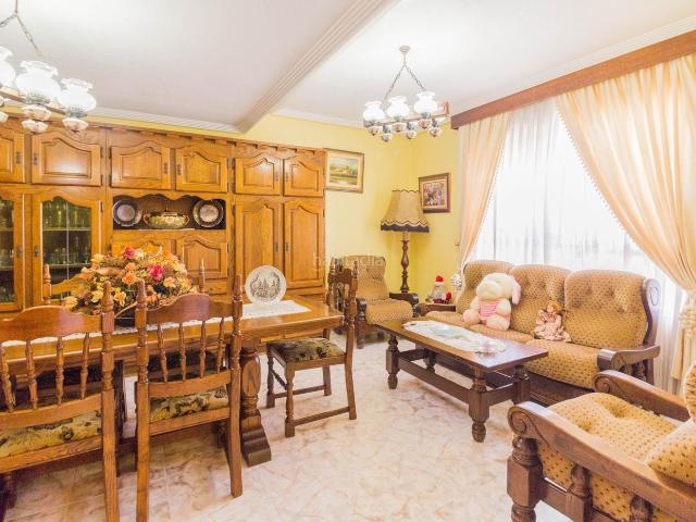 Casa en venta en Orihuela, Orihuela Ciudad. INCREÍBLE BUNGALOW CON 4 DORMITORIOS, ZONA EXTERIOR Y GARAJE EN ORIHUELA. Casas.