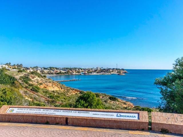 Casa en venta en Orihuela, Aguamarina. Vive el Mediterráneo desde primera línea en este espectacular dúplex en Cabo Roig, ubicado a tan solo 100 metros del paseo marítim. Casas.