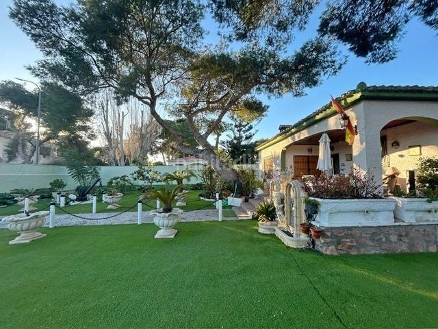 Casa en venta en Orihuela, Campoamor. Acogedor chalet situado en una de las zonas maacutes bonitas de Orihuela Costa, en Dehesa de Campoamor. La vivienda de unos 200m2. Casas.
