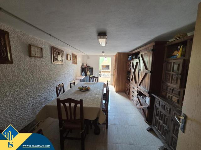 Casa en venta en Orihuela, Campoamor. Casa con piscina privada en la provincia de Alicante, en la ciudad de Orihuela Costa. 3 habitaciones 150 m² A 900 metros del m. Casas.