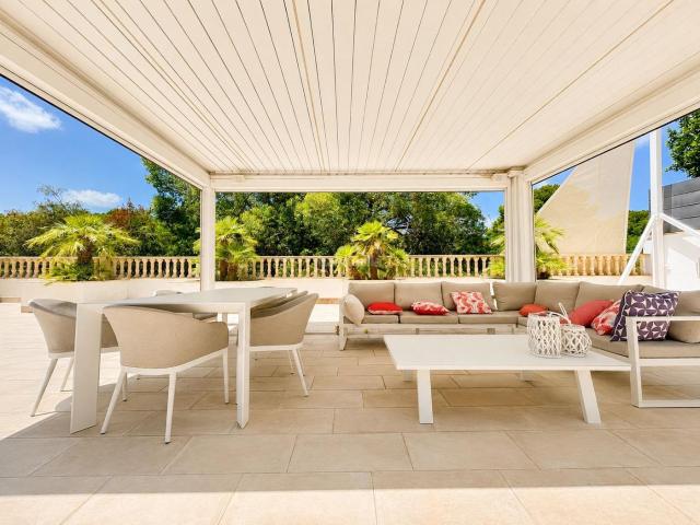 Casa en venta en Orihuela, Campoamor. Exclusiva villa independiente de orientacioacuten sur ubicada en una de las zonas maacutes privilegiadas de Dehesa de Campoamor, a. Casas.