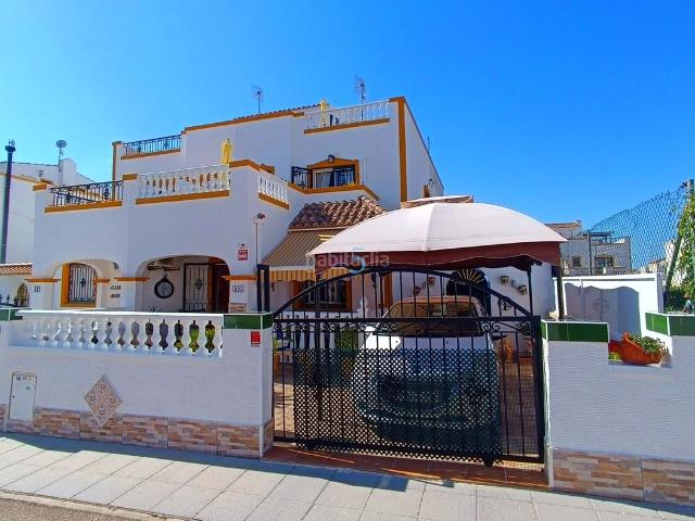 Casa en venta en Orihuela, Desamparados Hurchillo Torremendo. Villa moderna de tres dormitorios con solario privado y acceso directo a la piscina en Vistabella Golf! Esta fantástica propiedad.