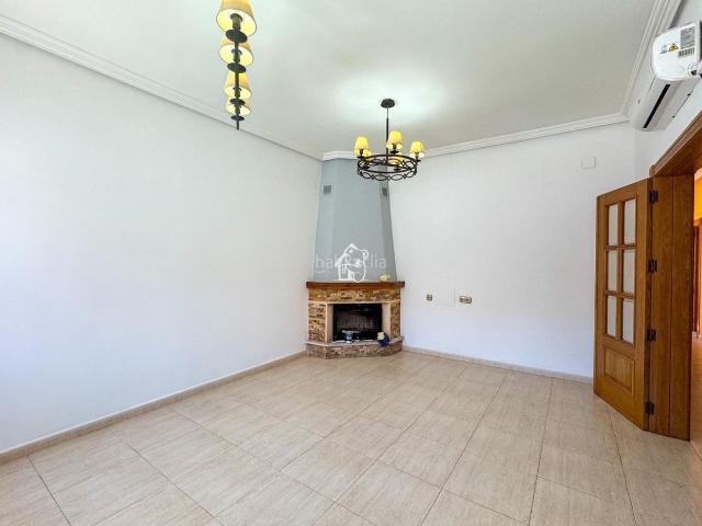 Casa en venta en Orihuela, Desamparados Hurchillo Torremendo. DISPONIBILIDAD EN VENTADescubre esta acogedora casa de pueblo situada en Arneva, una localidad con encanto que combina la tranquil.
