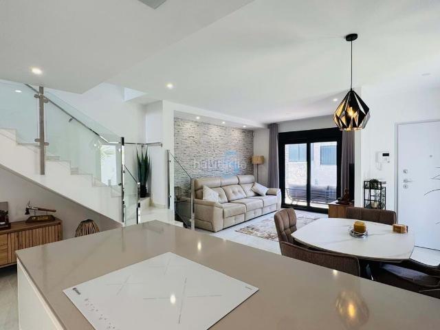 Casa en venta en Orihuela, Desamparados Hurchillo Torremendo. Esta impresionante villa de tres dormitorios y tres baños está situada en la preciosa zona de golf Vistabella Golf, ofreciendo una.
