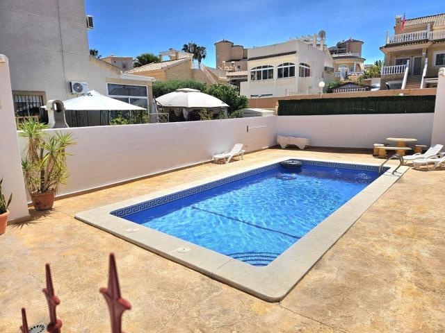 Casa en venta en Orihuela, La Florida. Casa tipo dúplex de 3 dormitorios con solárium, terrazas y piscina comunitaria en Orihuela Costa. Casas.