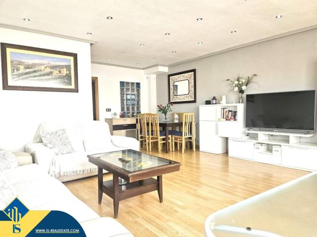 Casa en venta en Orihuela, La Florida. Casa con piscina comunitaria en la provincia de Alicante, en Orihuela Costa. 6 habitaciones 160 m² A 3 km del mar. Casas.