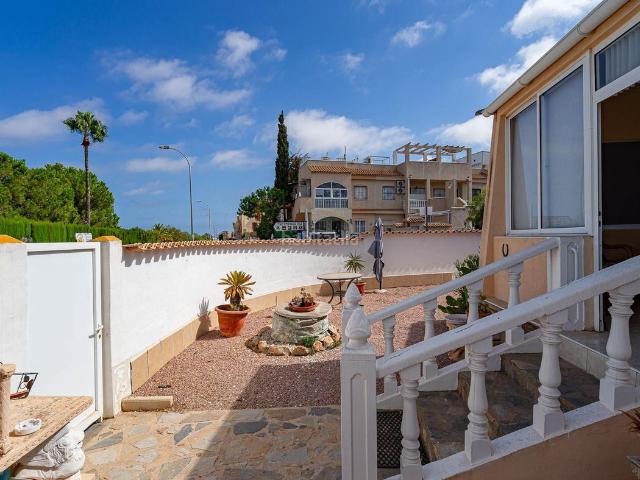 Casa en venta en Orihuela, La Florida. Chalet independiente con jardín, solárium, garaje y piscina comunitaria en La Florida. Casas.