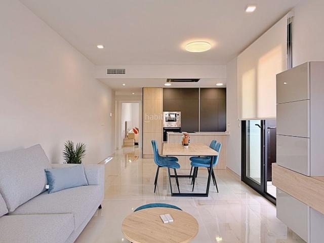 Casa en venta en Orihuela, La Florida. Apartamento a estrenar en Amanecer XII, Villamartiacuten, Orihuela Costa.Esta propiedad ocupa la segunda planta con ascensor y ofr. Casas.