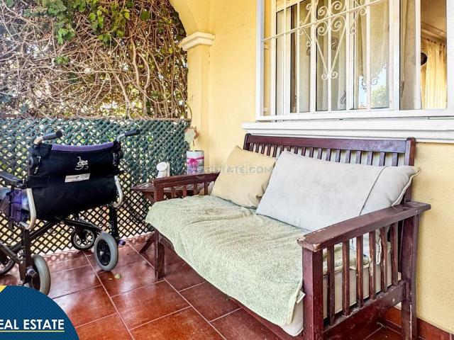 Casa en venta en Orihuela, La Florida. Bungalow con piscina comunitaria, en la provincia de Alicante, en la localidad de Orihuela Costa. 3 habitaciones 74 m² 2,5 kil. Casas.