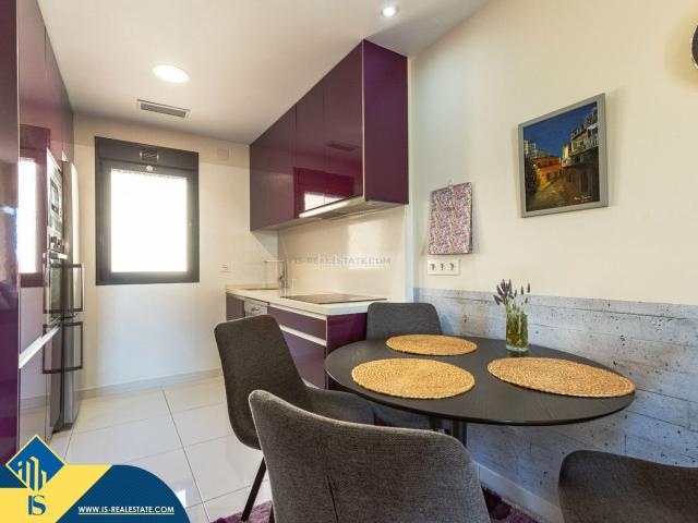 Casa en venta en Orihuela, La Florida. Bungalow con piscina privada, en la provincia de Alicante, en Orihuela Costa. 2 habitaciones 61 m² A 3 kilómetros del mar. Casas.