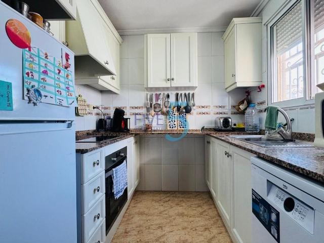 Casa en venta en Orihuela, La Florida. Esta preciosa villa independiente de tres dormitorios está enclavada en el codiciado complejo Manzana 1 en Los Altos. Idealmente s. Casas.