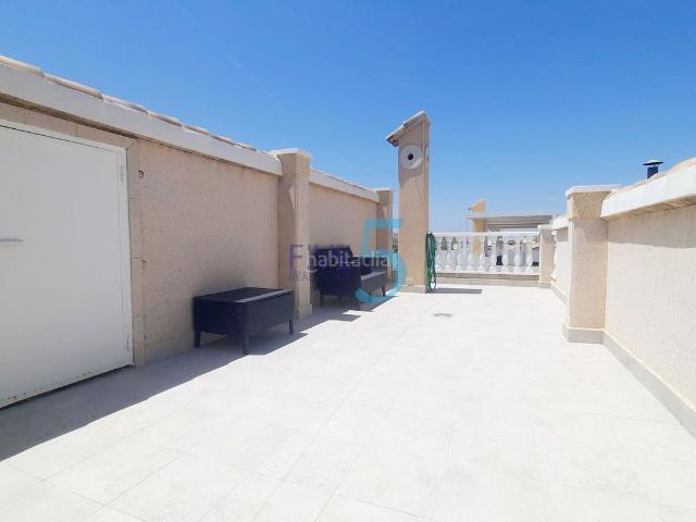 Casa en venta en Orihuela, La Florida. Fantástica villa independiente de 2 dormitorios y 1 baño, orientada al sur, con piscina privada, garaje y solárium privado en Urb. Casas.