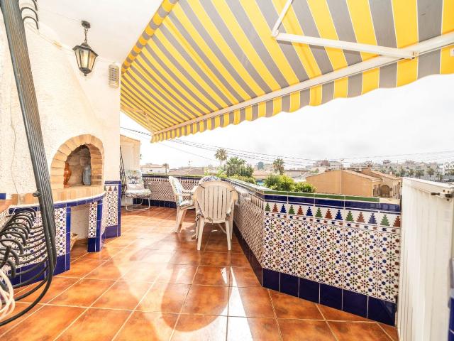 Casa en venta en Orihuela, La Regia. Bungalow en primera planta con amplios espacios exteriores privadosampnbspy excelente ubicacioacuten a 500 metros de la playa, en. Casas.