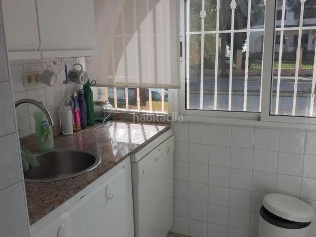 Casa en venta en Orihuela, La Regia. Casa con piscina comunitaria, en la provincia de Alicante, en la ciudad de Orihuela Costa. 3 habitaciones 162 m² 1 kilómetro d. Casas.