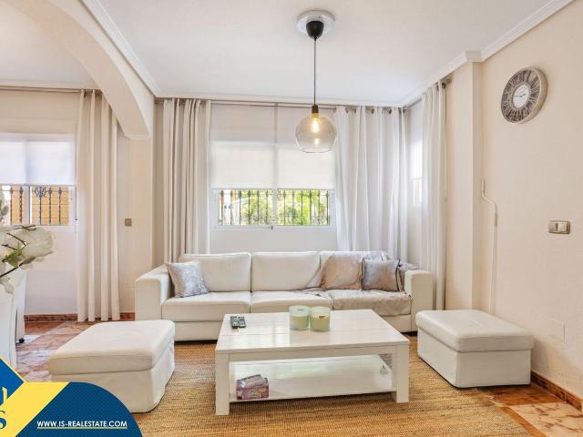 Casa en venta en Orihuela, La Regia. Casa con terraza, en la provincia de Alicante, en Orihuela Costa. 2 habitaciones 75 m² A 900 metros del mar. Casas.