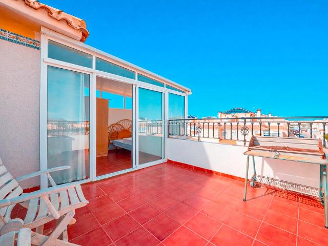 Casa en venta en Orihuela, La Regia. CHALET adosado AMPLIO y LUMINOSO, ubicado en una zona MUY TRANQUILA, dentro de urbanizacioacuten con PISCINA COMUNITARIA. EXCELENT. Casas.