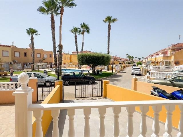Casa en venta en Orihuela, La Regia. Propiedad totalmente reformada de 2 dormitorios con orientacioacuten sur en La Regia, Cabo Roig. Le damos la bienvenida a esta imp. Casas.