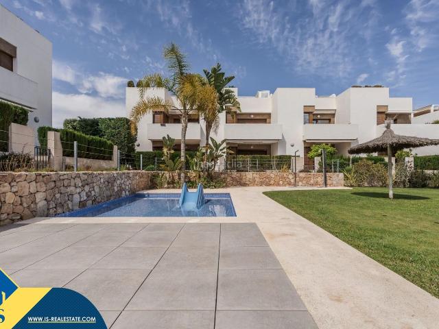 Casa en venta en Orihuela, La Zenia. Casa con piscina comunitaria en la provincia de Alicante, en Orihuela Costa. 3 habitaciones 79 m² A 700 metros del mar. Casas.