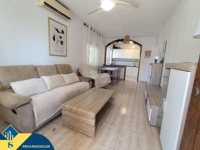 Casa en venta en Orihuela, La Zenia. Casa con piscina privada, en la provincia de Alicante, en Orihuela Costa. 3 habitaciones 73 m² A 1,2 kilómetros del mar. Casas.