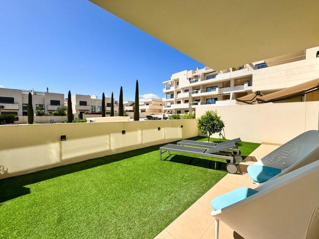 Casa en venta en Orihuela, Lomas de Cabo Roig Los Dolses. Moderno apartamento en Jardines de Montesolana, Orihuela Costa.Apartamento distribuido en dos habitaciones y dos bantildeos. Dispo. Casas.
