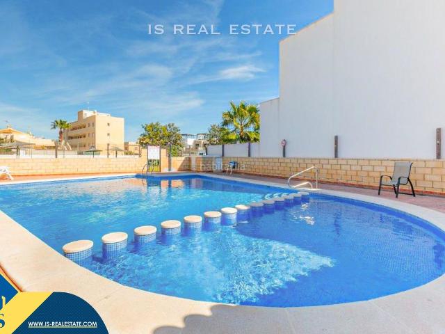 Casa en venta en Orihuela, Lomas de Cabo Roig Los Dolses. Bungalow con piscina comunitaria, en la provincia de Alicante, en la localidad de Orihuela Costa. 2 habitaciones 63 m² A 2,5 k. Casas.