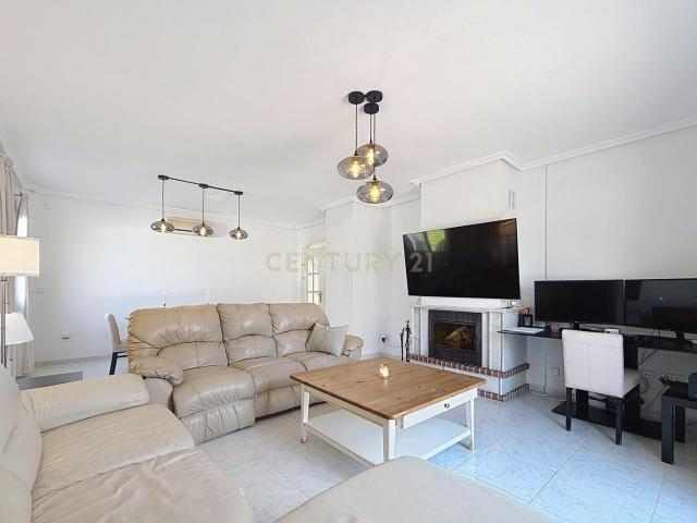 Casa en venta en Orihuela, Lomas de Campoamor Las Ramblas. Exclusiva villa independiente con piscina privada en Lomas de Campoamor. Casas.