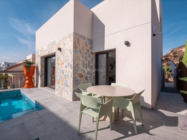 Casa en venta en Orihuela, Los Almendros. Villa a estrenar cerca del golf de Orihuela. Casas.