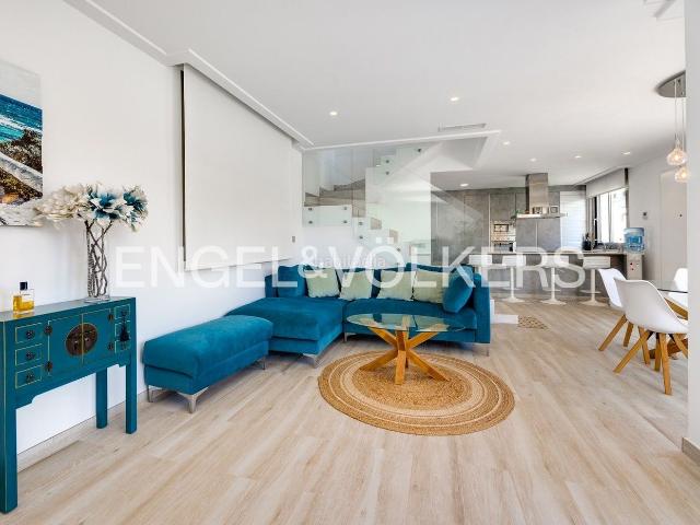 Casa en venta en Orihuela, Los Almendros. Chalet independiente moderno con piscina privada en Villamartin Golf. Casas.